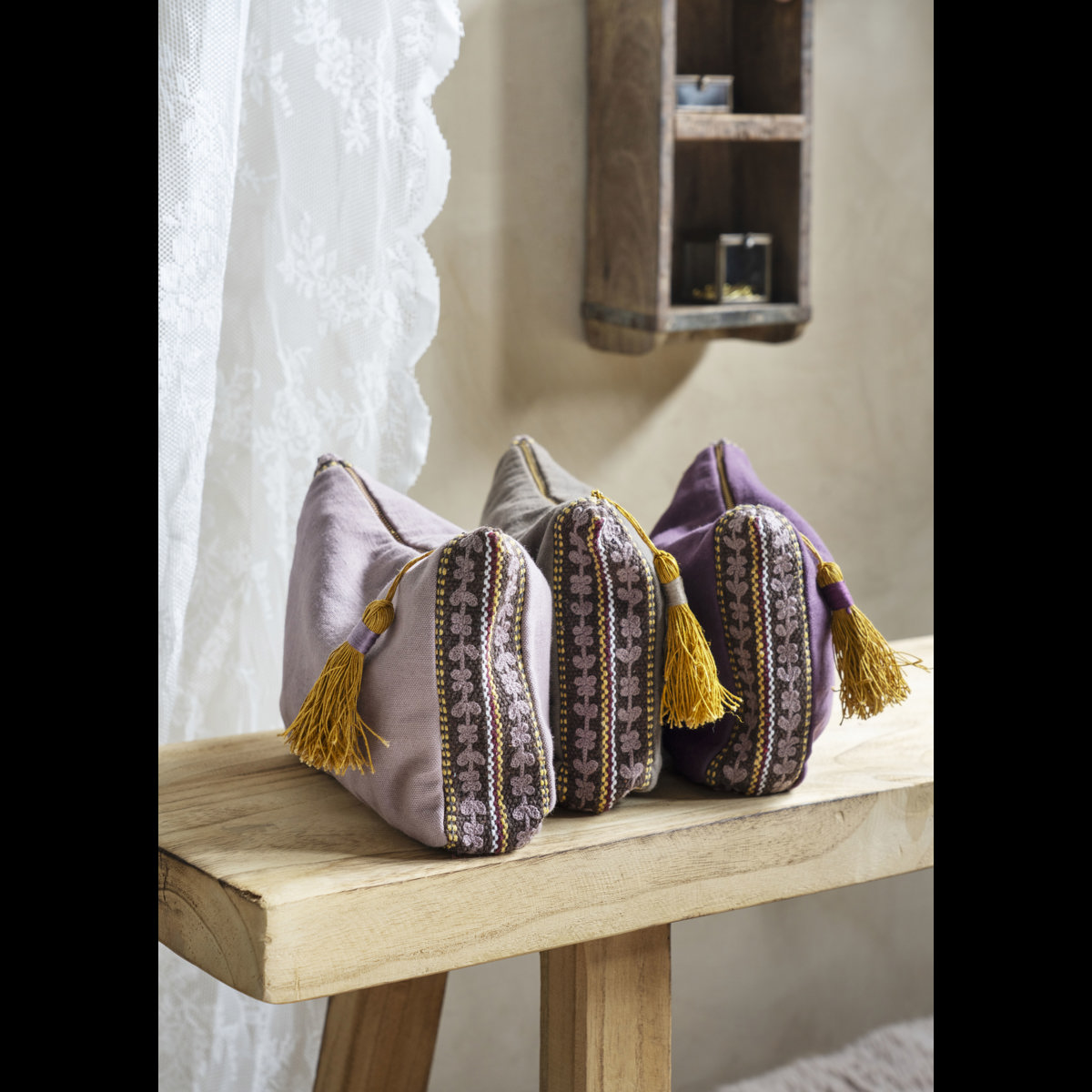 Cotton pouch w/ embroidery
