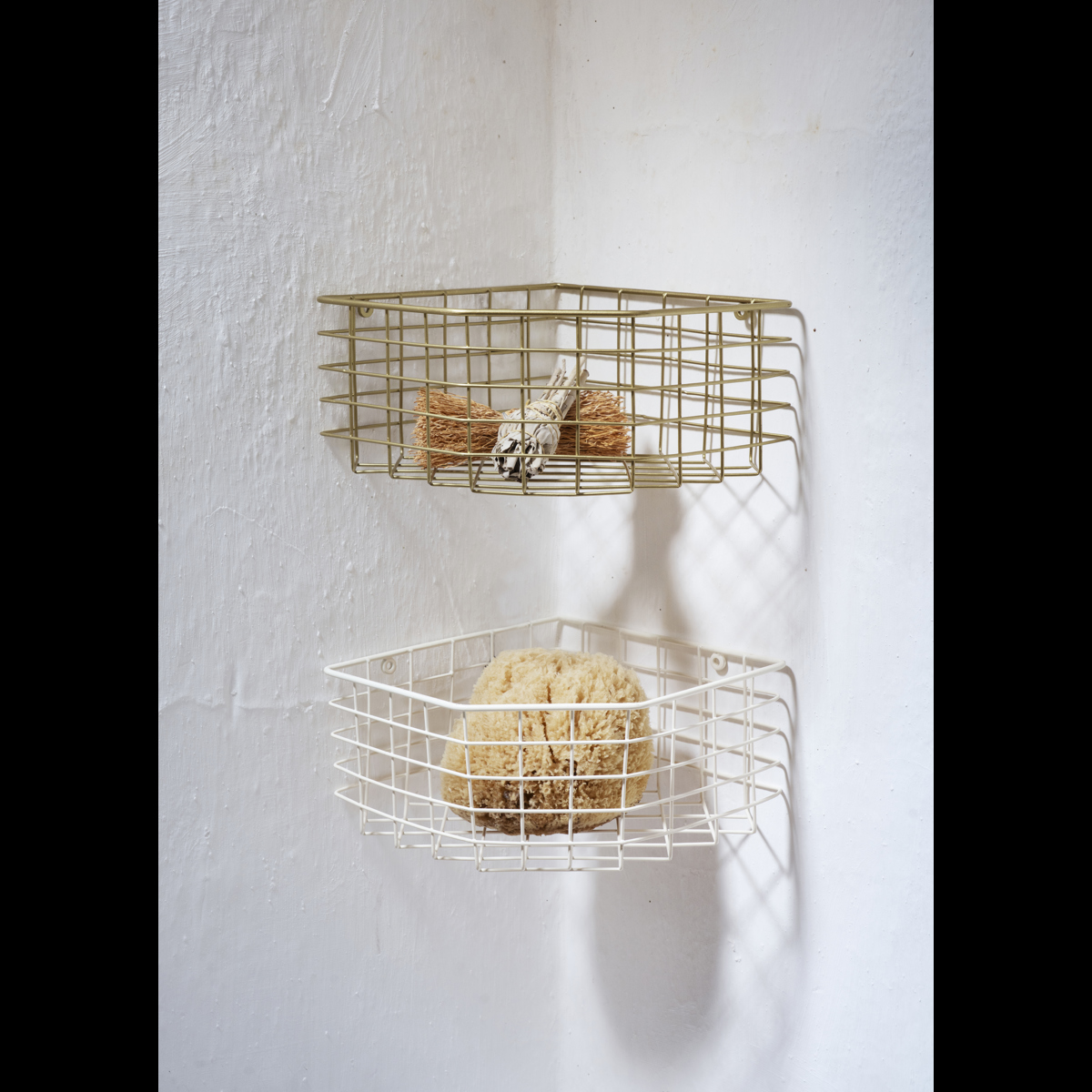 Wall-mounted corner shelf