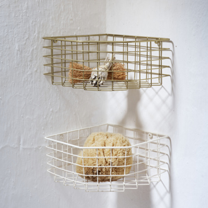 Wall-mounted corner shelf