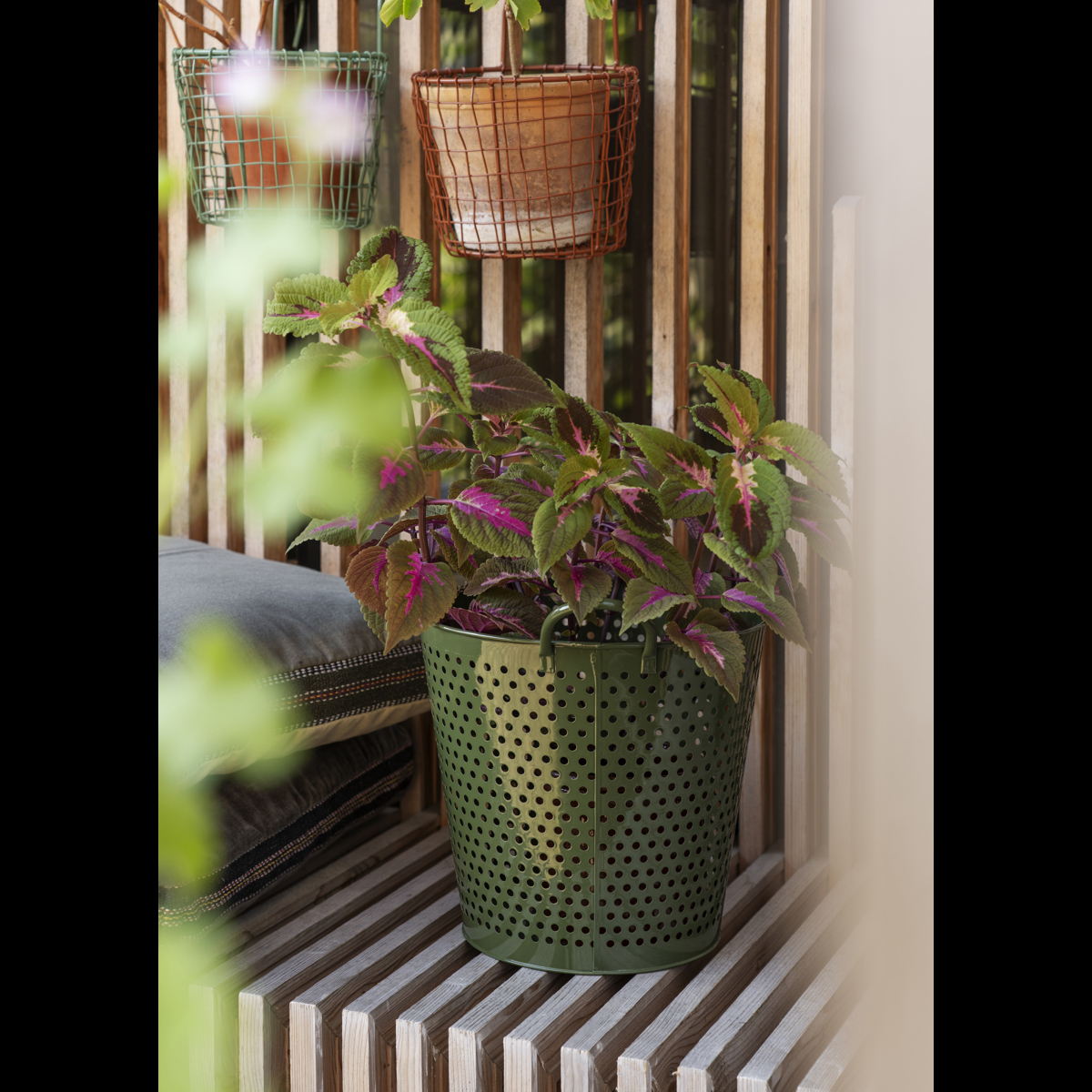 Hanging iron pot holder