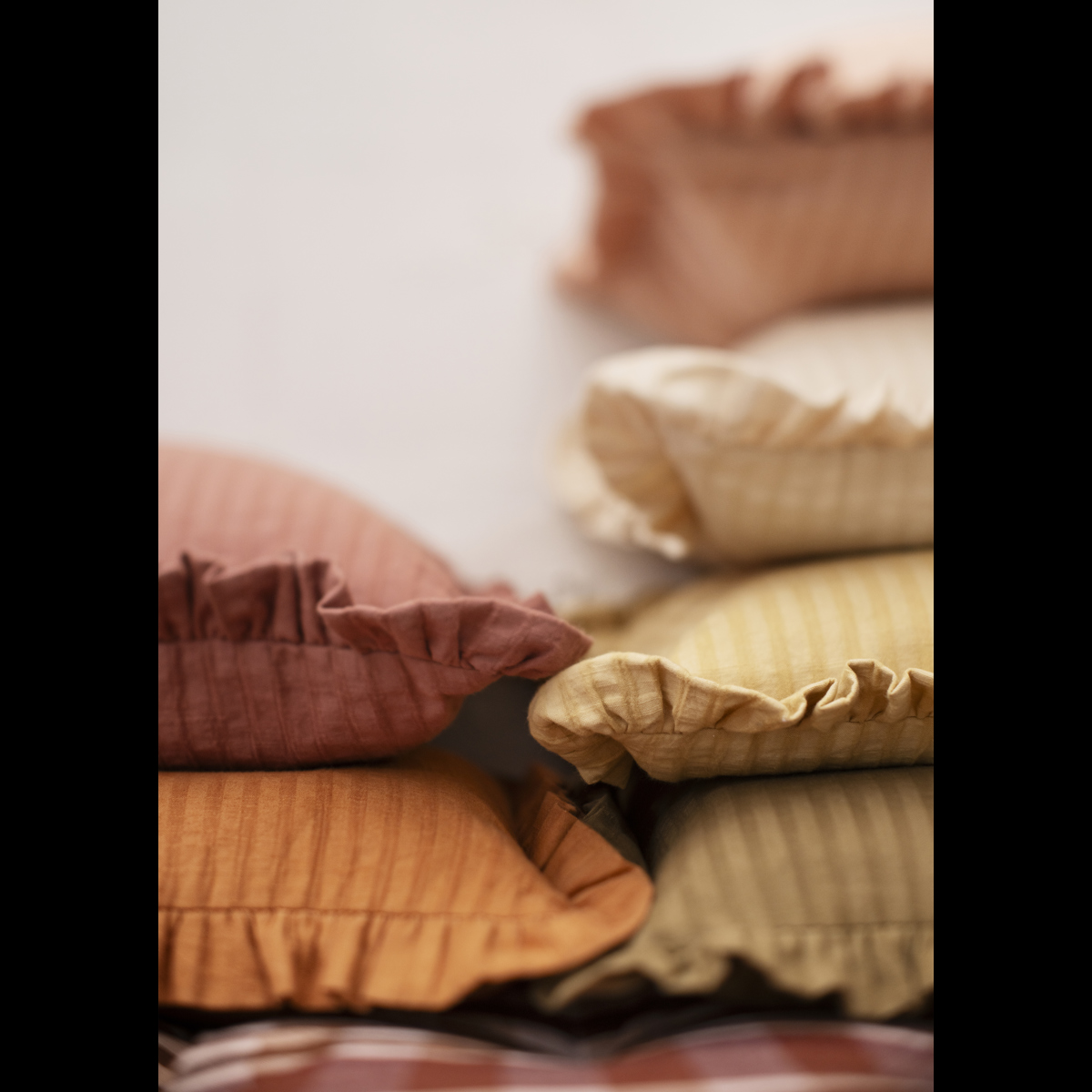 Ruffle cushion cover