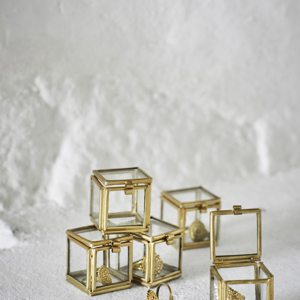 Cube glass box