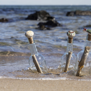 Hand-painted stoneware bottle stopper