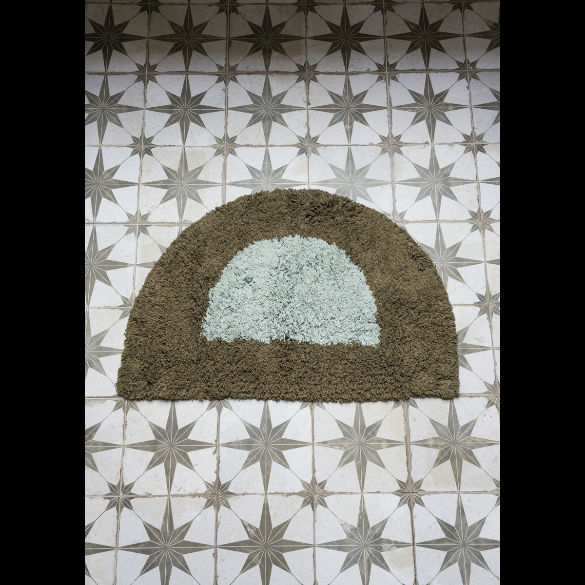 Tufted half-round bath mat