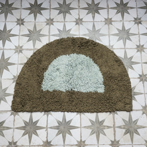 Tufted half-round bath mat