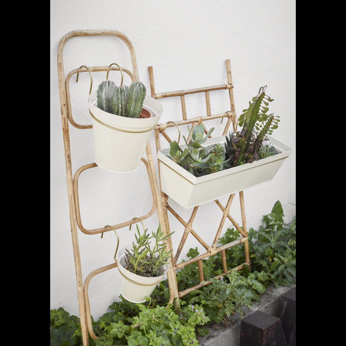 Hanging iron planter