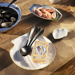 Stoneware seashell tray