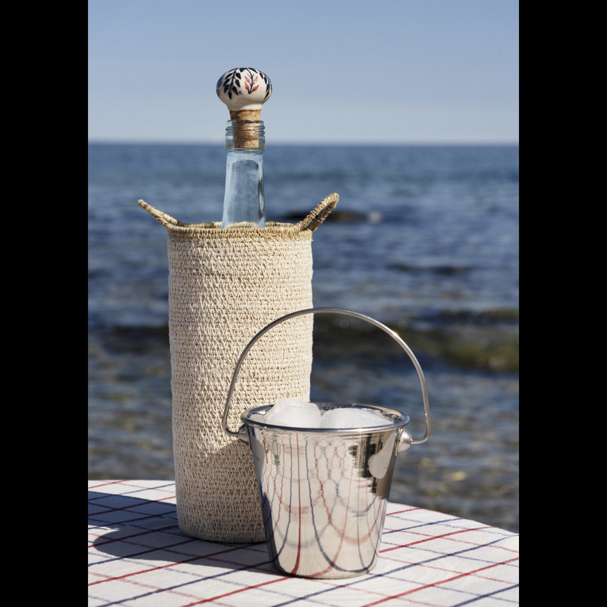Seagrass bottle holder
