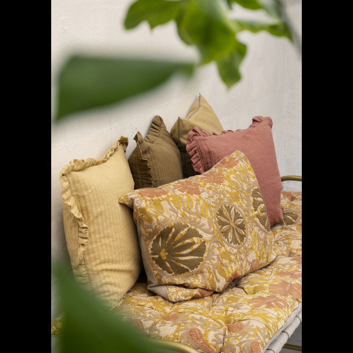 Ruffle cushion cover