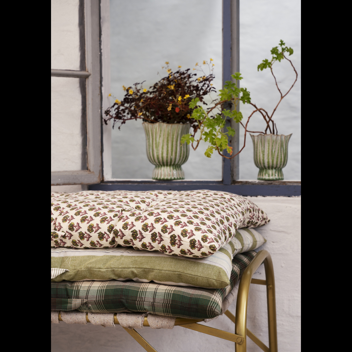 Stoneware flower pot