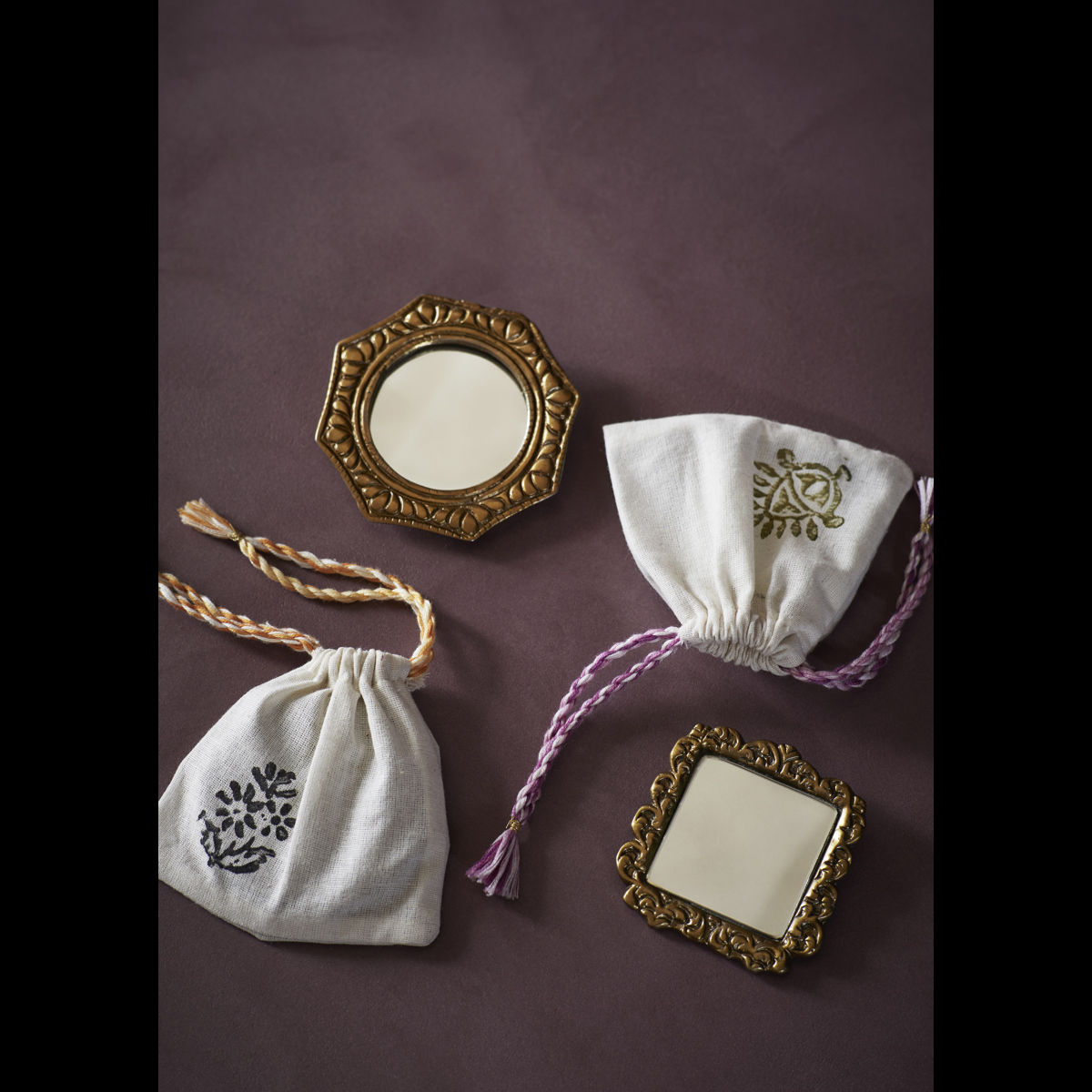 Hand mirror w/ cotton bag