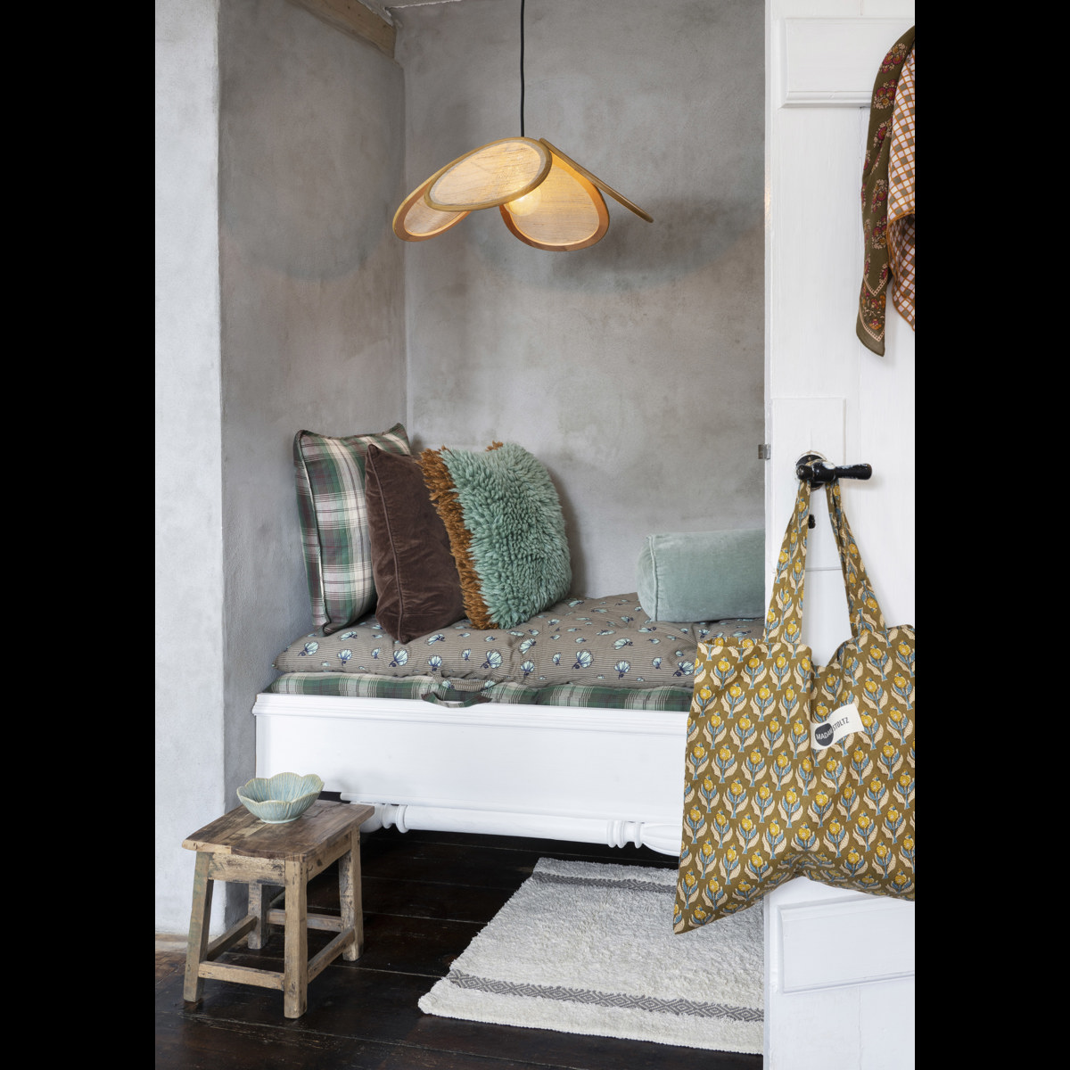 Velvet cushion cover