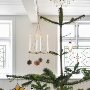 Hanging iron candle holder
