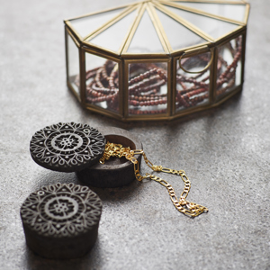 Half round glass box