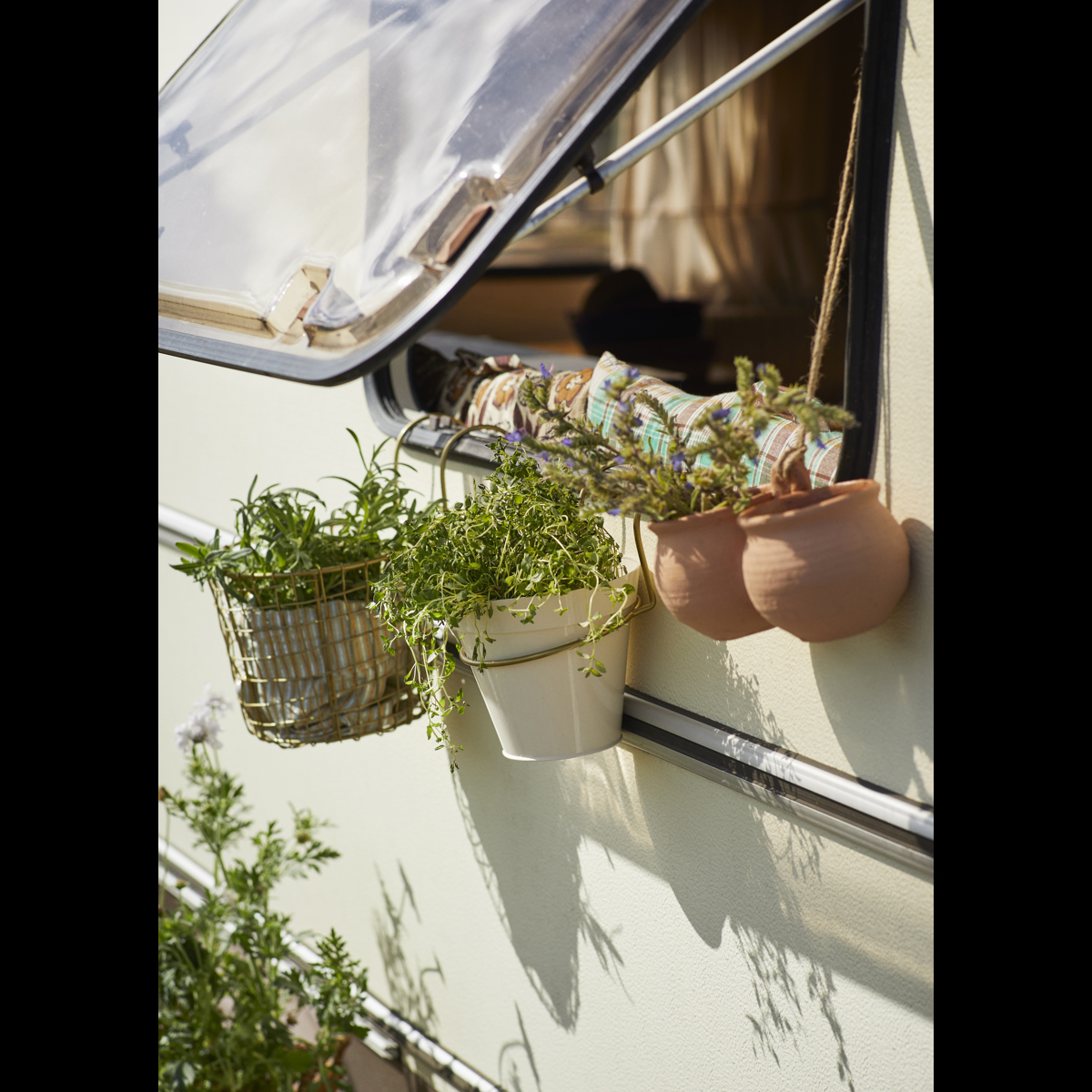 Hanging iron planter