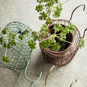 Hanging iron pot holder
