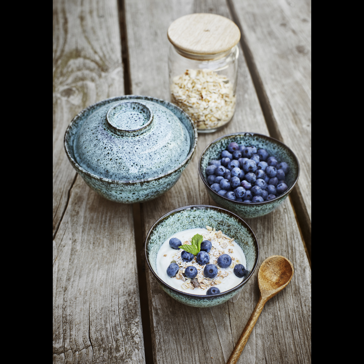 Stoneware bowl w/ lid