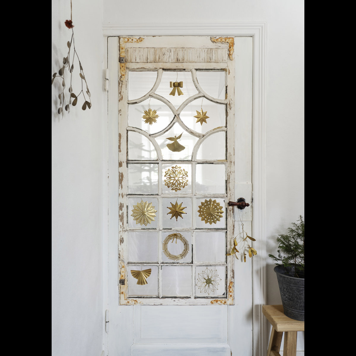 Hanging brass bow