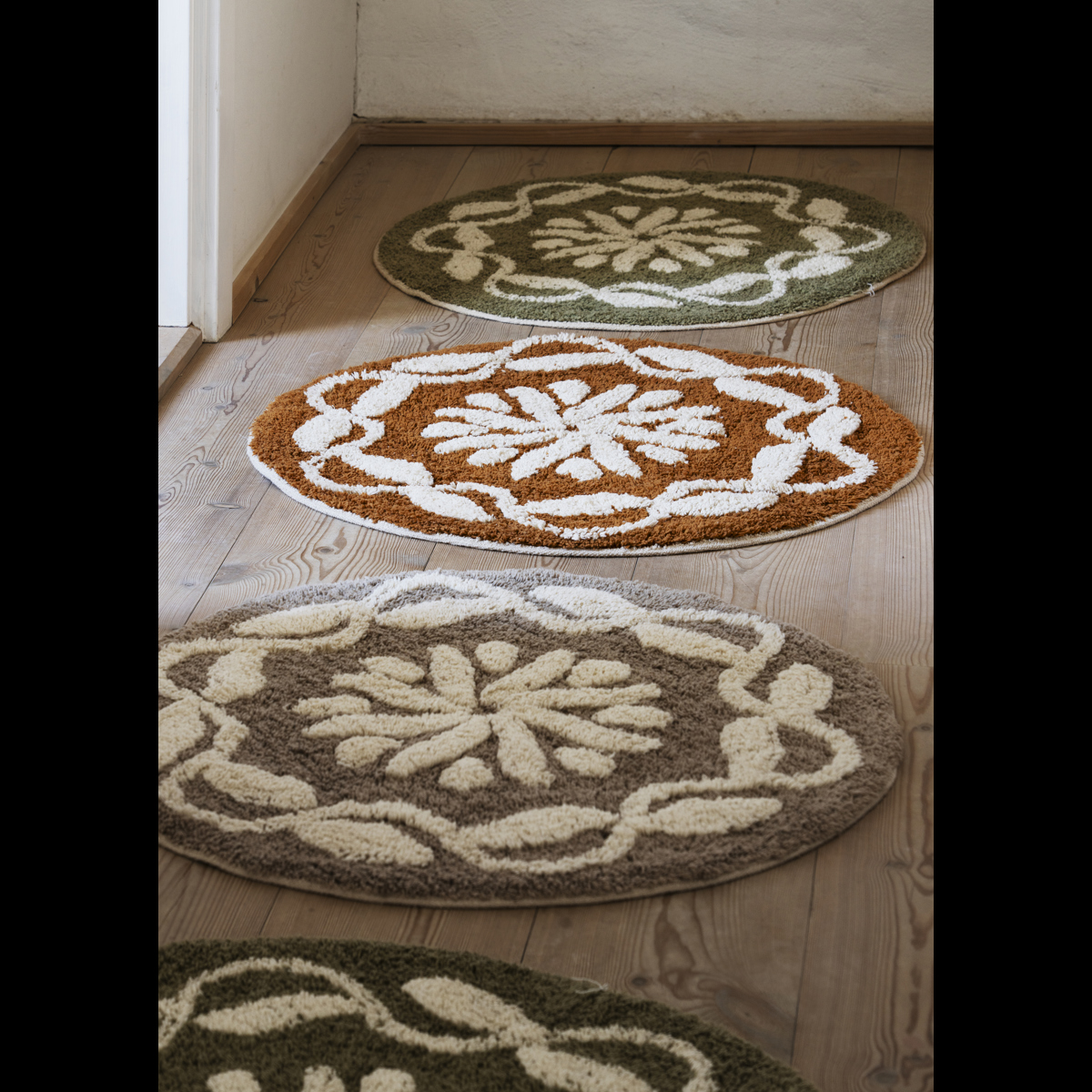 Round tufted bath mat