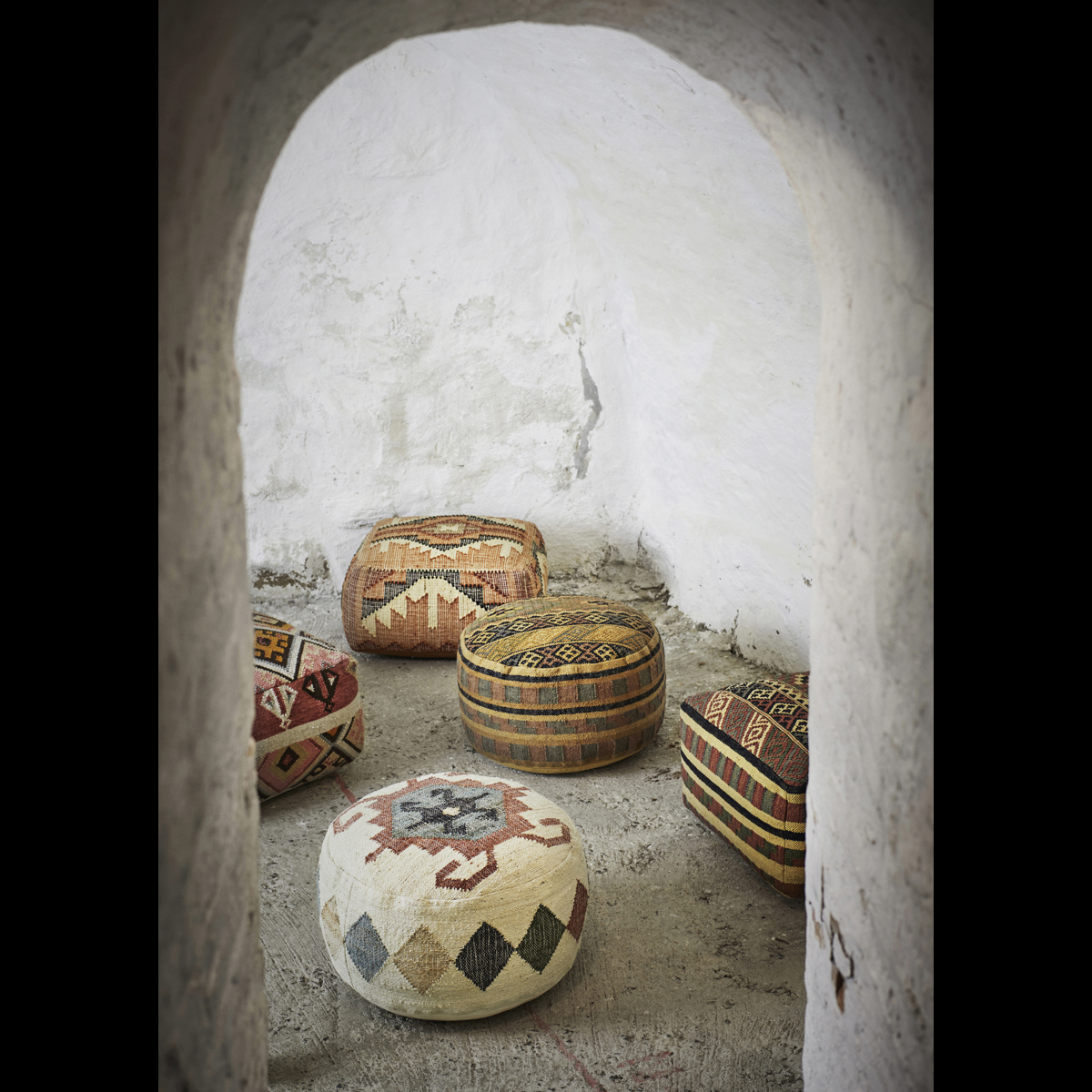 Handwoven jute pouf