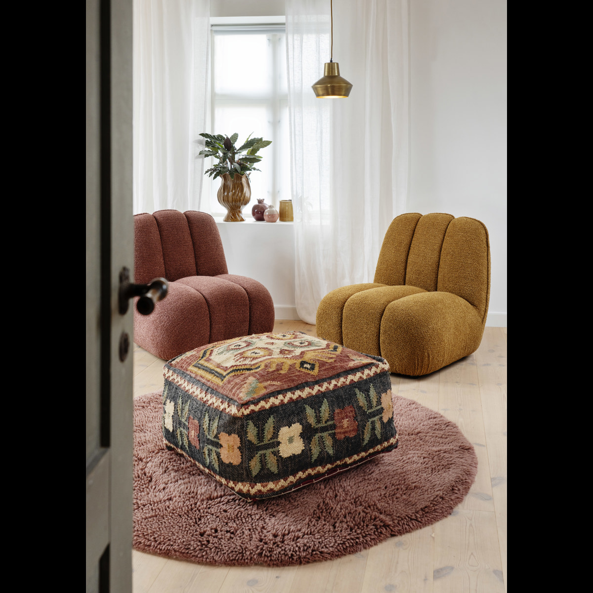 Handwoven jute pouf
