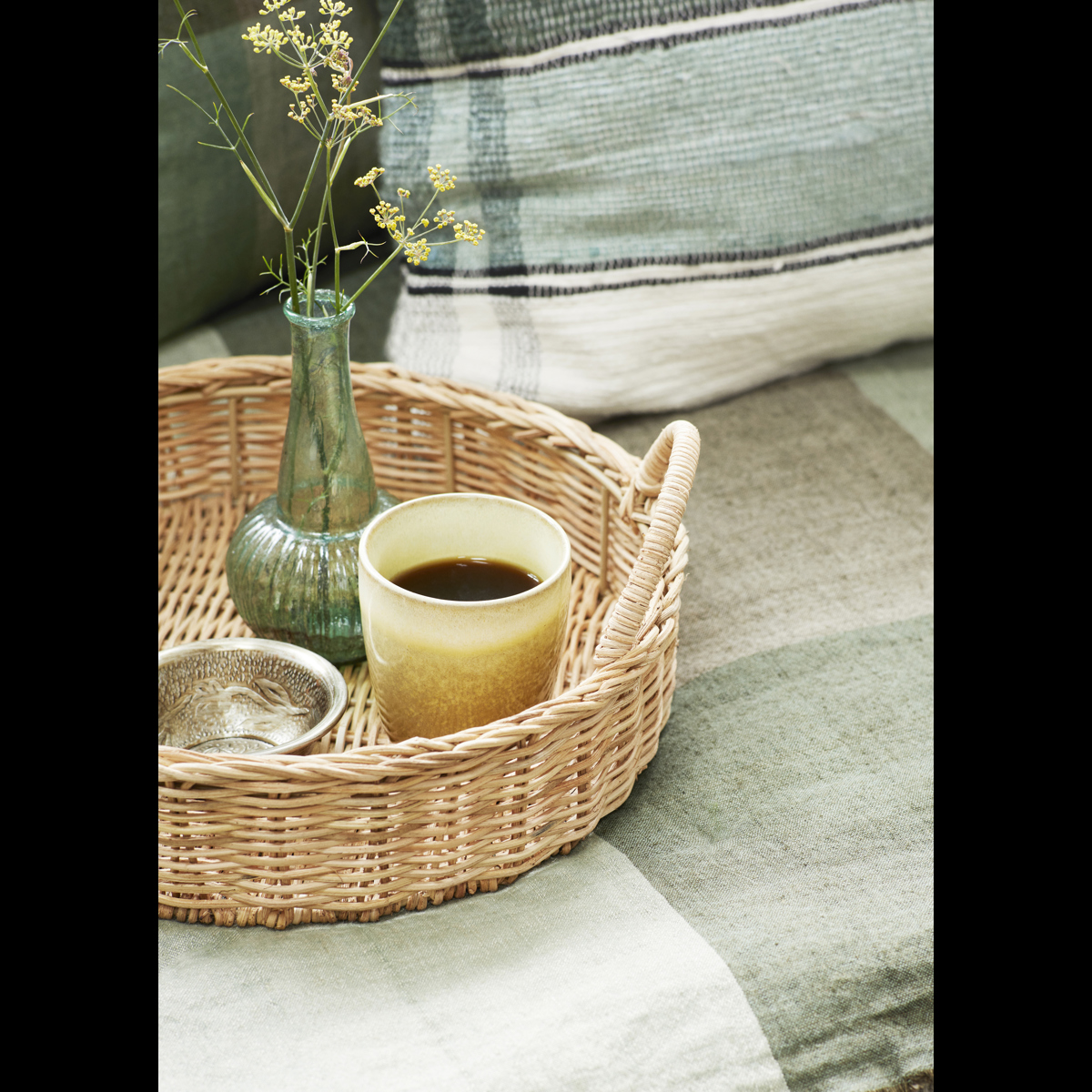 Round rattan trays