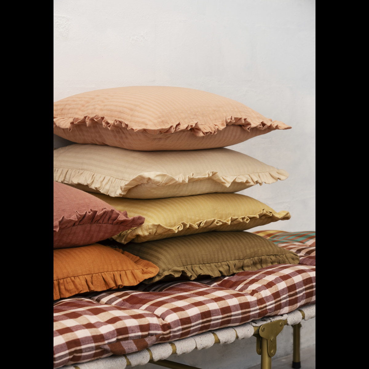 Ruffle cushion cover