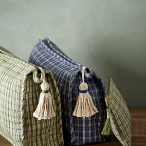 Quilted washbag w/ tassel