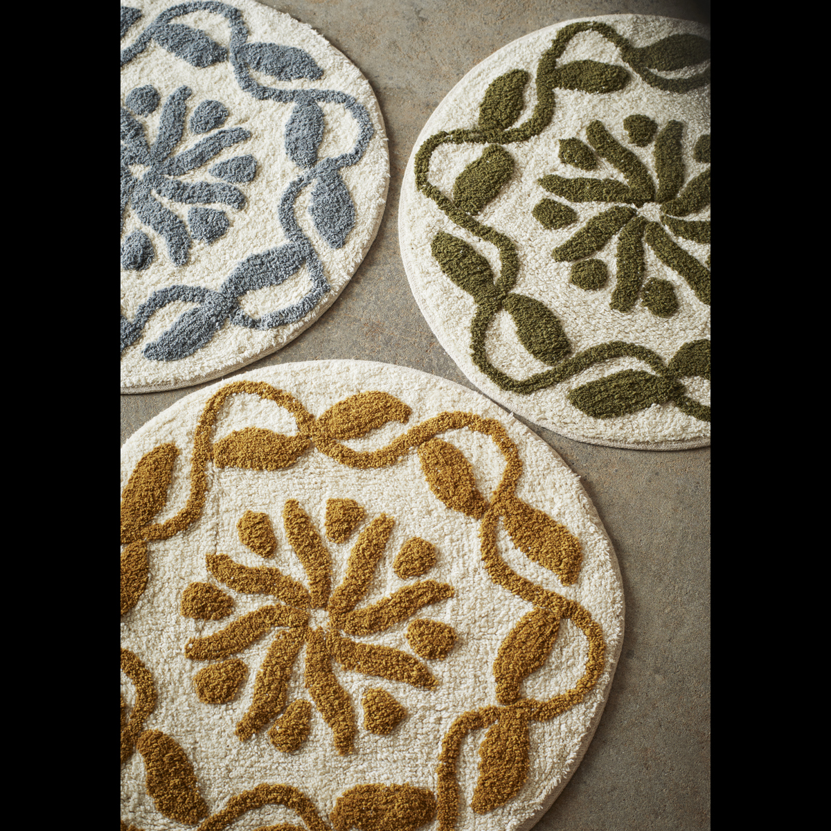 Round tufted bath mat