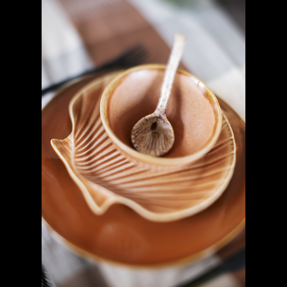 Stoneware seashell tray