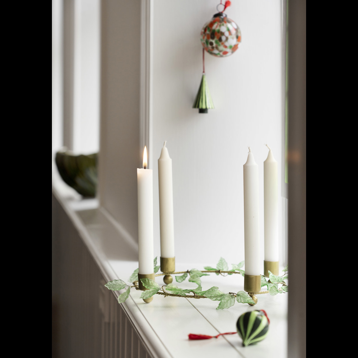 Candle holder w/ glass leaves